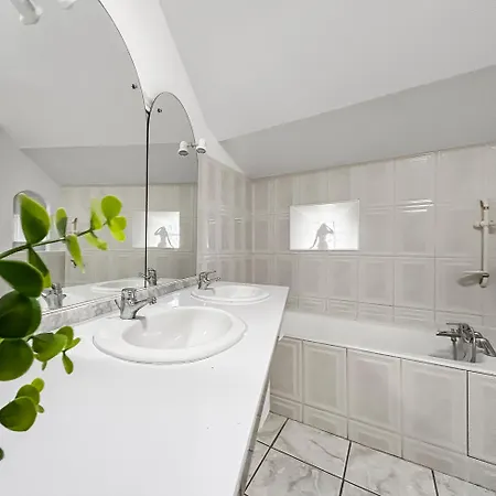 Maison Familiale Authentique, Calme Et Rustique ブルデイユ